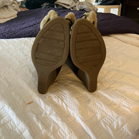 Nine West dark brown suede and fur tie up boots. - Picture 6 of 6